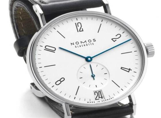 NOMOS手表清潔水晶劃痕